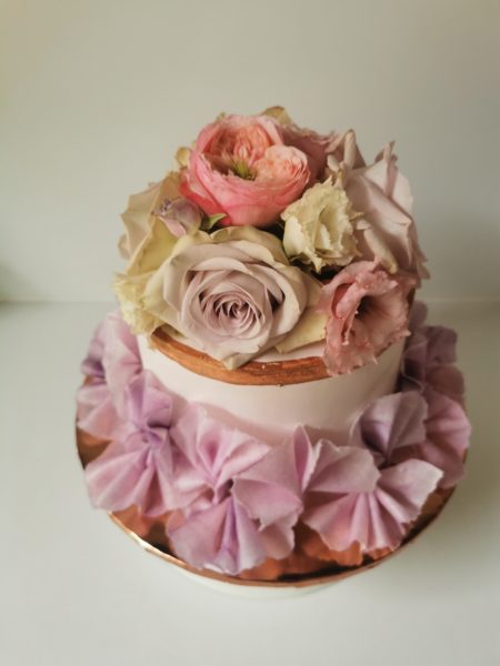 tort z falbankami i kwiatami