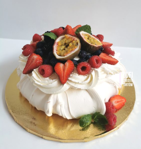 tort bezowy z owocami