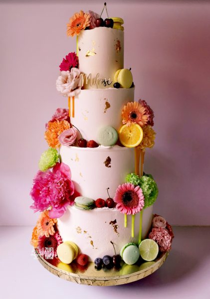 kolorowy tort weselny
